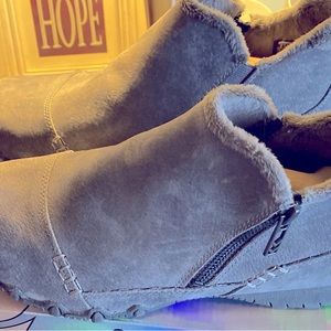 A pair of bike like boot from Skechers never wore them wrong size not a good fit